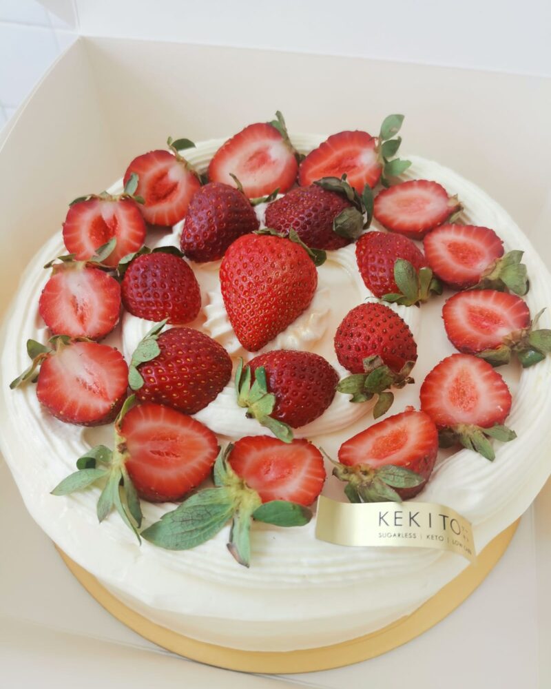 sugarless, flourless, keto and gluten-free strawberry cake
